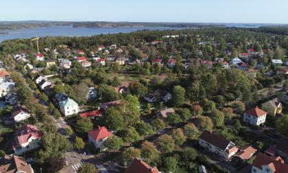 Skattesatsen föreslås delas upp i två delar: en skattesats för mark och en skattesats för byggnader. 