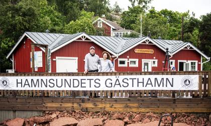 Petri Tuokko och Patrizia Impellizzeri är de nya värdarna i Hamnsundet i sommar.<@Fotograf>Amir Karbalaei @Normal_indrag: