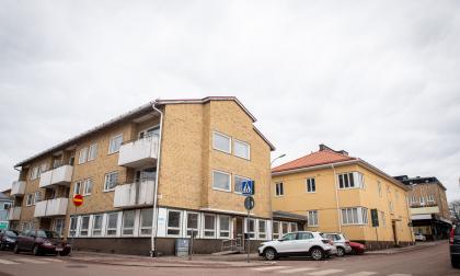 Hyresgästerna bland annat på Strandgatan 14 och Boreniuska huset (byggnaden längst bort i bild) har nu sagts upp. De har dock erbjudits fortsätta på så kallade rivningskontrakt.<@Fotograf>Hülya Tokur-Ehres