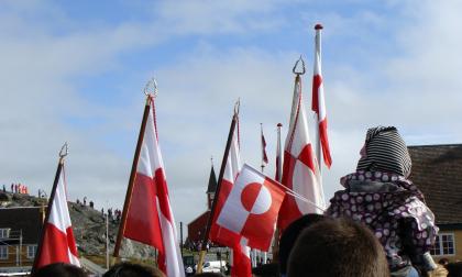 Den grönländska flaggan syntes överallt i huvudstaden Nuuk när Grönland i går firade att man fått självstyre. Det gör att man kommer på lika fot med tidigare kolonialmakten Danmark, förklarar Grönlands regeringschef Kupik Kleist.