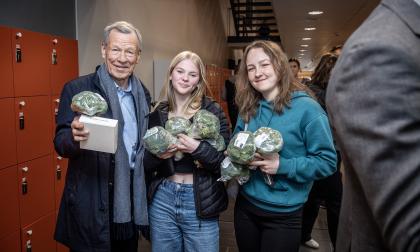 Anders Wiklöf delade ut broccoli på Ålands lyceum i dag.