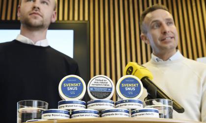 Moderaternas toppkandidat i EU-valet Tomas Tobé (th) och Muf:s förbundsordförande Douglas Thor på en pressträff om vitt snus.