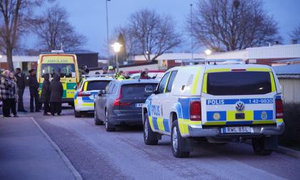 Polis och ambulans på plats sedan en 16-årig pojke hittats skjuten i Norrköping. Arkivbild.