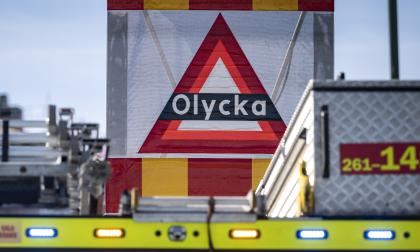 En kvinna omkom och en man fördes till sjukhus i samband med en trafikolycka i Dalarna. Arkivbild.