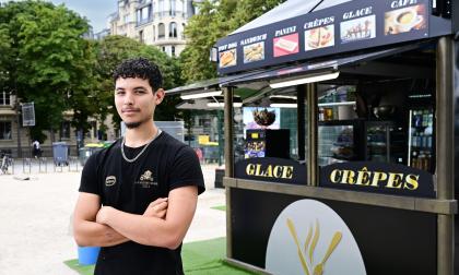 Mohammed Mjahid, 18, jobbar på sin pappas café innanför avspärrningarna i Paris och är inte alls nöjd med att stora delar av staden stängs av under OS. – Myndigheterna borde kompensera oss på något sätt, men det har de inte gjort. Vi är lite arga, säger han.