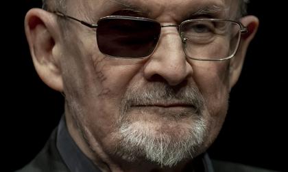 Salman Rushdie knivhöggs under ett framträdande 2022. Arkivbild.