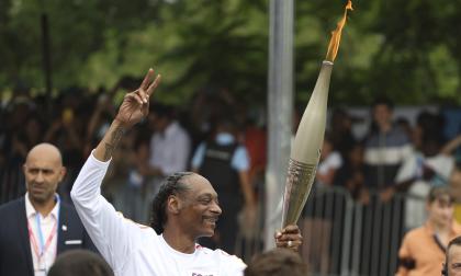 Tänt var det här – Snoop Dogg bär OS-facklan genom Saint-Denis.