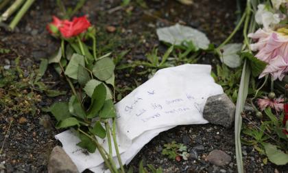 En minnesplats för den flicka som misstänks ha blivit mördad i Landskrona växer fram.