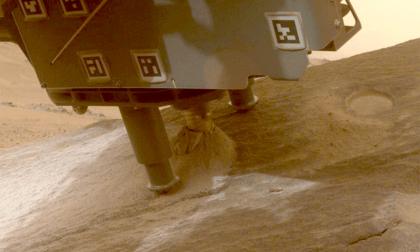 Perseverance när den samlar in prover från sten på Mars. Arkivbild.