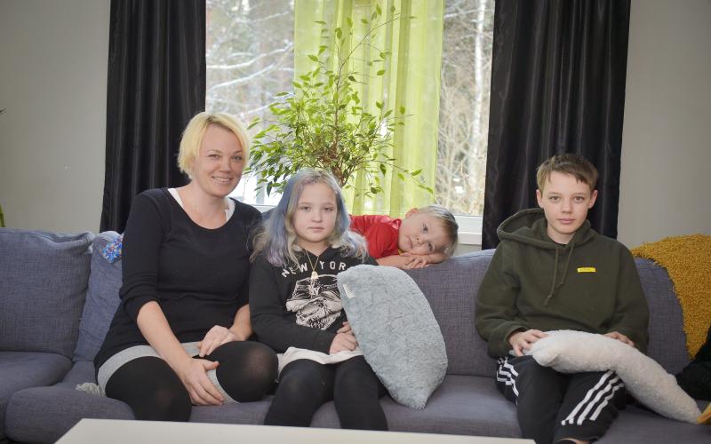 Ann-Chatrine ”Anki” Renfors och hennes familj har haft ett utmanande år. Här är hon tillsammans med tre av sina fyra barn, Ellie, Jonah och Adrian.