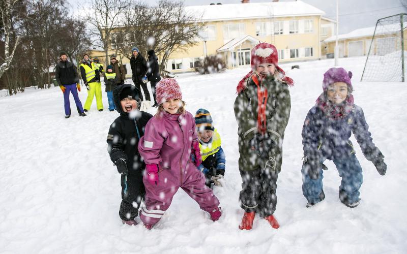 Hela Sottunga gläder sig åt att det har kommit barn till bygden. Här leker Micko, Leah, Alexander, Pan och Jamie. I bakgrunden syns Shato, Elsa, Benjamin, Jonny, Henrik och Yo-Shi.