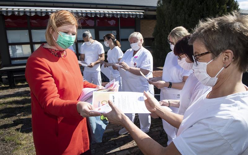 Folkhälsans organisationssekreterare Alexandra Walk-Liljeroos delade ut majblommor till ÅHS smittspårare för deras stora insattser under coronapandemin. På bild från höger: Jun Nagamori, Viveka Mansnerus-Mattsson, Christine SMulter-Welin, Josephine Blomsterlund, Christine Österback och Katinka Holmström. Alla smittspårare hade inte möjlighet att näravara vid utdelningen.