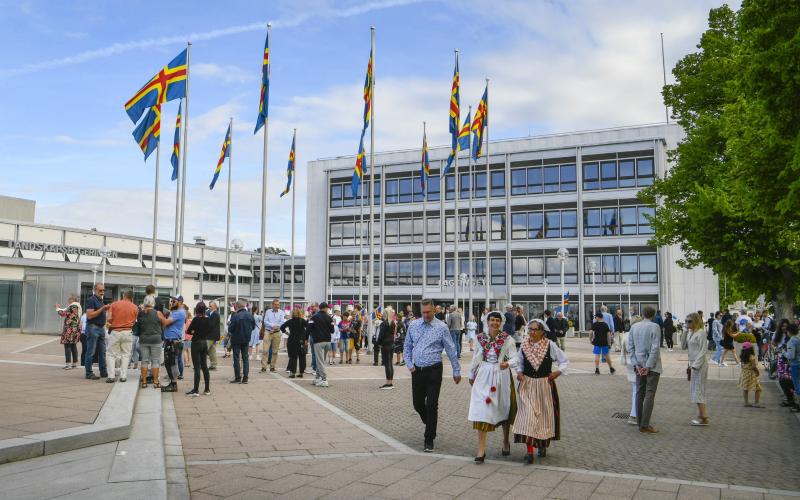 090622 , 09062022 , 20220609 , Firandet av att Ålands självstyre , Åland 100 , självstyrelsefirande , Åland firade självstyrelsedagen på torget vid Julius Sundblom statyn , hundraår av självstyrelse , republikens president Sauli Niinistö och Hans Majestät Carl XVI Gustaf , Hennes Majestät Drottning Silvia och presidentens fru Jenny Haukio besökte Åland var med på firandet , kungabesök , Kung Carl Gustaf XVI , ålands flagga 