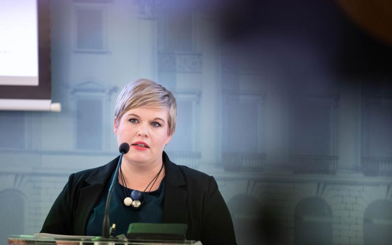 Finska Centerns partiledare, Annika Saarikko, är pressad av partiets kräftgång i opinionsmätningarna. I Yles senaste gallup når Centern ett bottenrekord med bara nio procent av rösterna. Foto: Fanni Uusitalo, statsrådets kansli