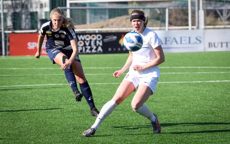 Fotboll, Åland United *** Local Caption *** @Bildtext:Nyzeeländska nyförvärvet Jacqueline Hand satte spiken i kistan, då hon skottade in 20 för Åland United  hennes andra ligamål sedan hon anslöt till laget.@Normal:<@Foto>Foto: Daniel Eriksson