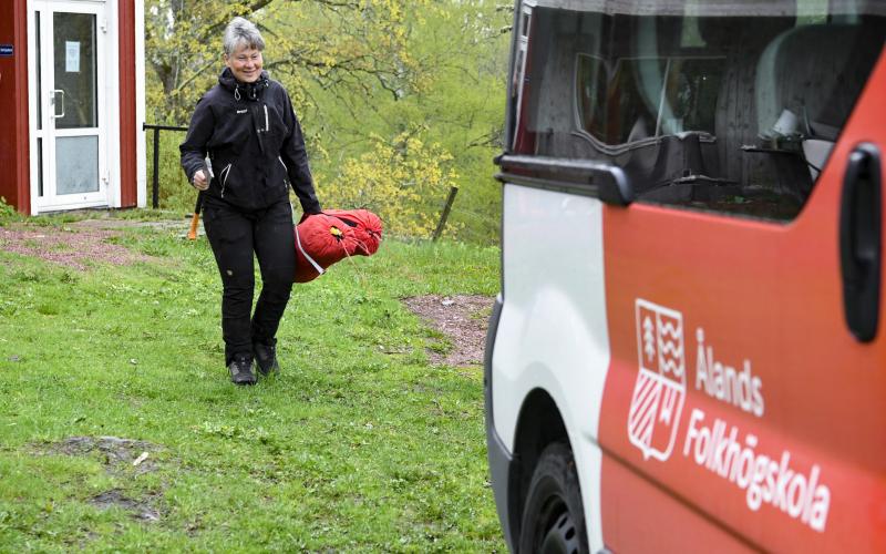 170521 , 17052021 , 20210517 , Må bra-utbildningen vid Ålands Folkhögskola , friluftslinje , folkis , Lärarna Marie Johansson och Pär Löthman *** Local Caption *** @Normal:Marie Johansson tar med yxa och andra saker som är bra att ha då man ska sova ute i det fria.@Foto:Foto: Robert Jansson