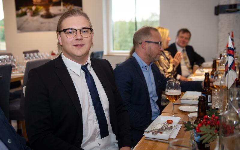 Föreningen Noren firar 50 år, Jannik Svensson *** Local Caption *** @Bildtext:Jannik Svensson representerar sin farfar Hasse Svensson, som tilldelades föreningens första förtjänsttecken i guld.