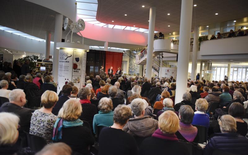 putin, litteraturdagarna *** Local Caption *** @Bildtext:Det var proppfullt i stadsbiblioteket under det som kallades litteraturdagarnas höjdpunkt: samtalet mellan Stig Fredrikson och Anna-Lena Laurén om vad som rör sig i huvudet på Vladimir Putin.