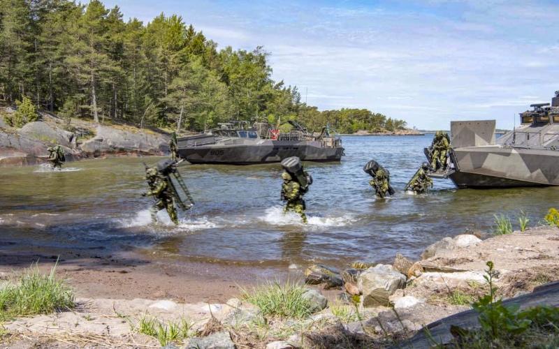 Ett utökat försvarssamarbete mellan Sverige och Finland har blivit nödvändigt, säger Rysslandsexperten Patrik Oksanen. På bilden syns svenska Amfibieregementet och finländska Nylands brigad under en gemensam övning i Östersjön i juni 2019.
@Foto:Försvarsmakten