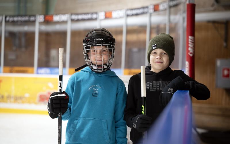 Hugo Henriksson och Elias Hmelnickis tycker det är kul att lira med kompisar.