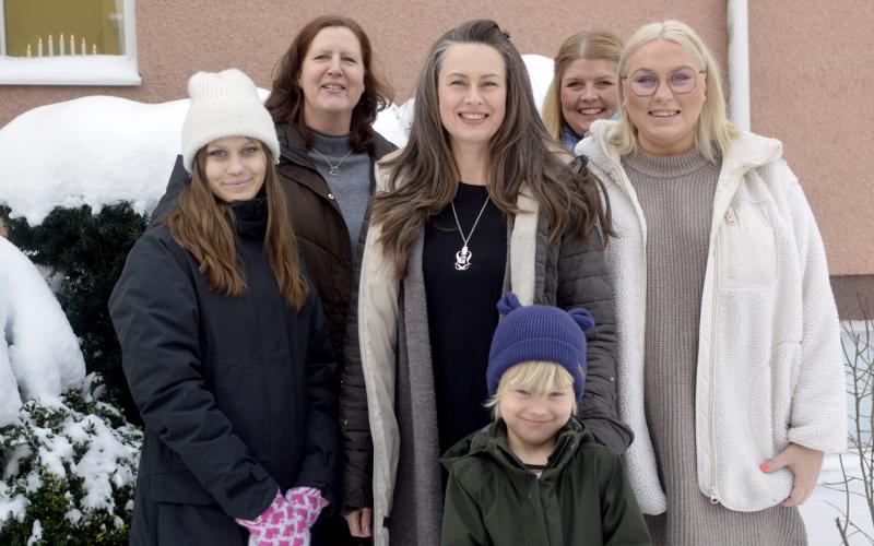 Lucia 2022 Tindra Karlsson, lucia 1992 Linda Eriksson med sonen Morris Eriksson, lucia 2016 Linn Nylund och bakom dem Harriet Strandvik, viceordförande i luciakommittén samt Alexandra Walk-Johansson, kampanjledare hoppas att många vill delta i lucialoppet.