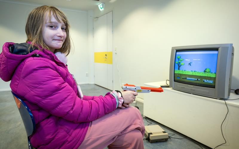 Molly Jensen är uppväxt med de nya generationernas spelkonsoler, men tycker att spelen från förr är roliga.