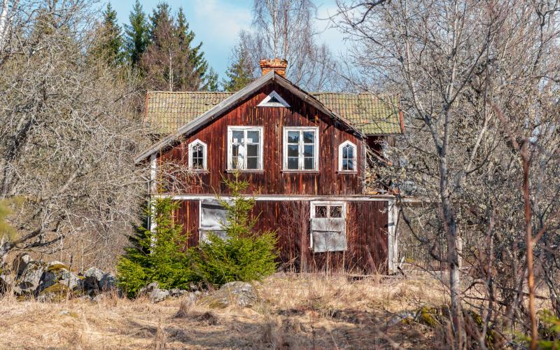 Hus som övergivits och börjar förfalla är förfulande för landskapsbilden. Det anser Föglö kommun. 