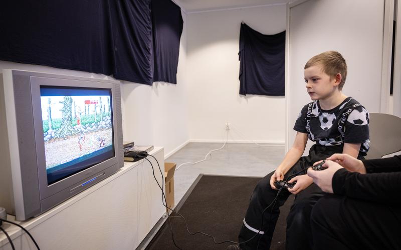 Emil Ahlblad spelar Playstation 5 när han är hemma, men tog chansen att prova på lite spel från förr när retrospeldagen anordnades i lördags.