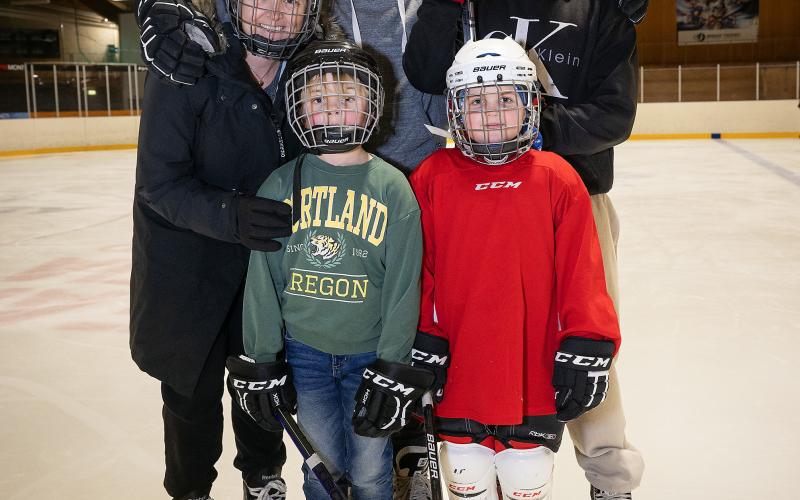 Familjen Sjöström bestående av Camilla Sjöström, Andreas Sjöström och Marcus Sjöström i bakre raden samt längst fram Johannes Sjöström och Isabella Sjöström är riktiga ishockeyentusiaster. 