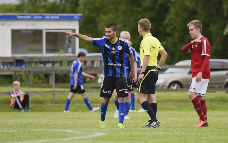 FC åland, fotboll, FC Åland - Pargas IF, Rezgar Amani, Pontus Sjöblom (domare) *** Local Caption *** @Bildtext:Fotboll, Markusböle, FC Åland - Pargas IF, Rezgar Amani, Pontus Sjöblom (domare)@Foto:Foto: Joakim Holmström