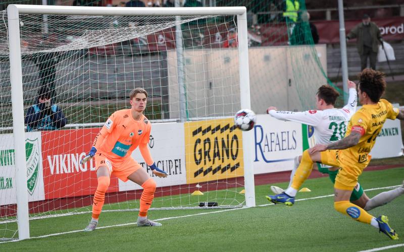 Fotboll, Ifk Mariehamn - Oulu *** Local Caption *** @Bildtext:Elmo Henriksson fick använda hela sin fulla längd vid ett par tillfällen för att freda IFK-målet.@Normal:<@Foto>Foto: Daniel Eriksson