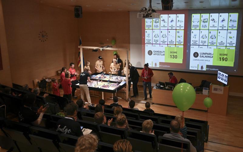 Många hade samlats till Ålands första First Lego League-tävling.