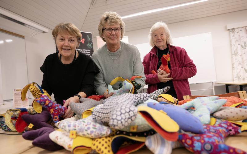 Peggy Danielsson, Ulla Lundberg och Helena Häggblom-Jakobsson från marthorna i Mariehamn syr klart de sista hundarna för den här gången.