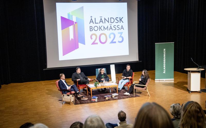 Fredrik Rosenqvist inleder diskussionen med författarna Sebastian Johans, Sonja Nordenswan, Lucas Hermans och Liv Wentzel, med att konstatera att Åland med alla sina kufar måste erbjuda en bra jordmån för romanförfattare.