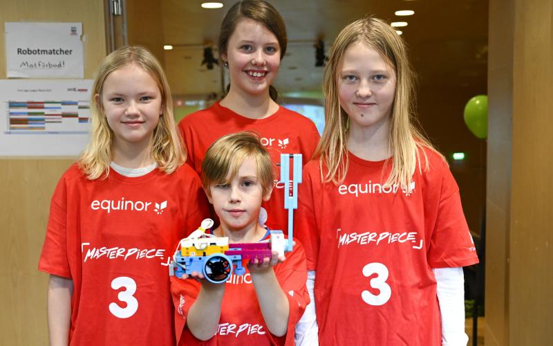 Laget ”Lumparlands galningar” med Ella Savonmäki, Agnes Lillie, Maya Perjus och Vincent Lindholm visar upp sin robot. 