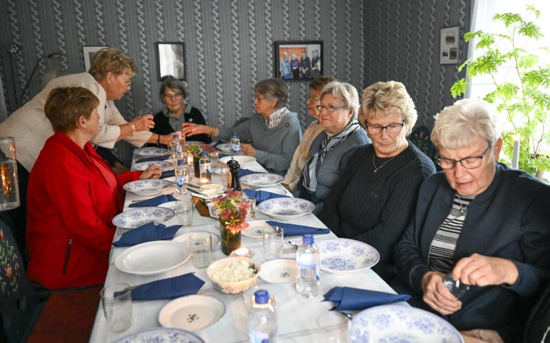 Eivor Eriksson var värdinna för kvällens soppträff i Marthastugan. Gästerna lät sig väl smaka av grönsakssoppa och hembakad limpa.