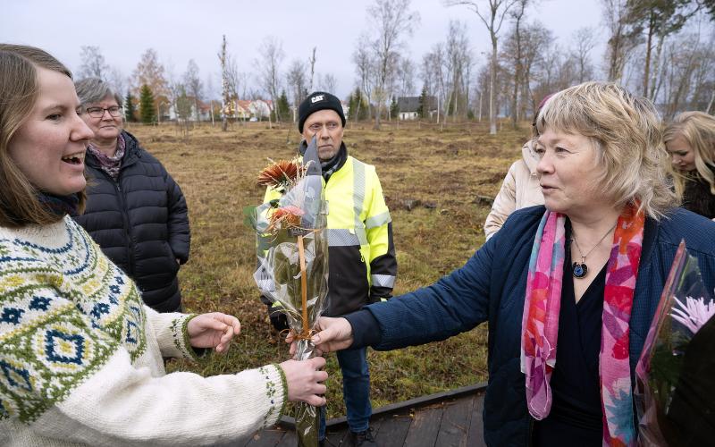 I går invigdes de nya konstverken i Södra Lillängen. Kultur- och fritidsdirektör Fredrika Sundberg överräcker blommor till konstnären Ulrika Kjeldsen.