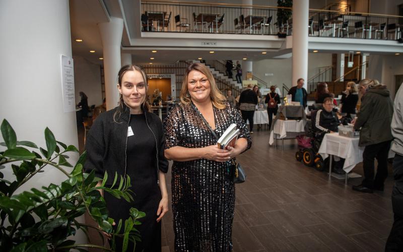 Litteraturföreningens ordförande Ulrika Nettelblad och bibliotekarie och samtalsledare Anna Eklund firar att litteraturföreningen fyller 50 år i år.  