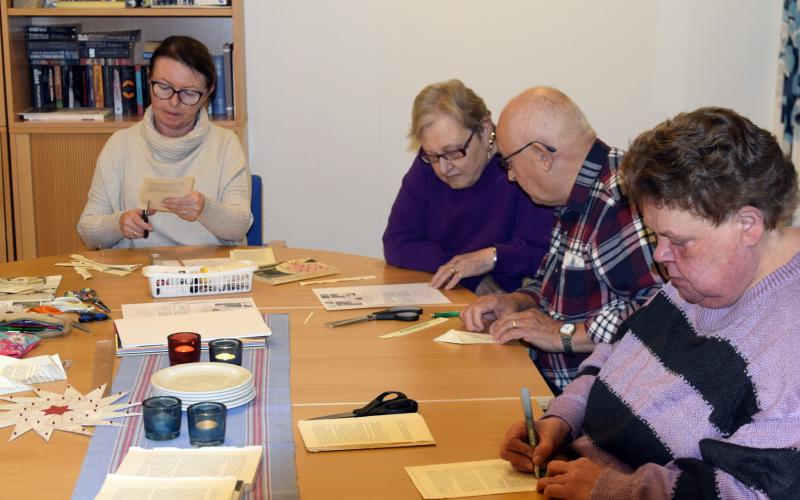 Dorota Dahlgren, Solveig Karlsson, Raimond Karlsson och Mikaela Oksman har börjat pyssla.