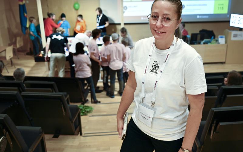 Ann-Sofi Perjus är ordförande för Kodarklubben och säger att klubben tidigare åkt till bland annat Sverige och Danmark på First Lego League, men att det nu är roligt att få arrangera tävlingen på Åland och representera Åland. 