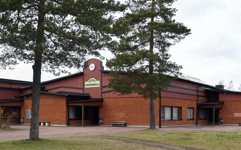 Godby högstadieskola ritades av Stig Svahnström och 1977 kunde elever och personal ta den 4.800 kvadratmeter stora byggnaden i bruk. 