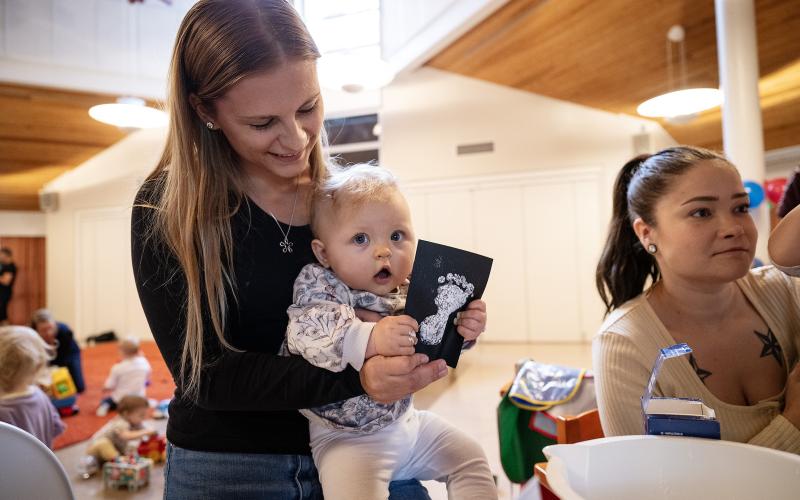 Kaisa Väisänen gjorde ett fotavtryck av dottern Vilja Karlssons fot när babydagen firades. Till höger sitter Fanny Sjöblom.