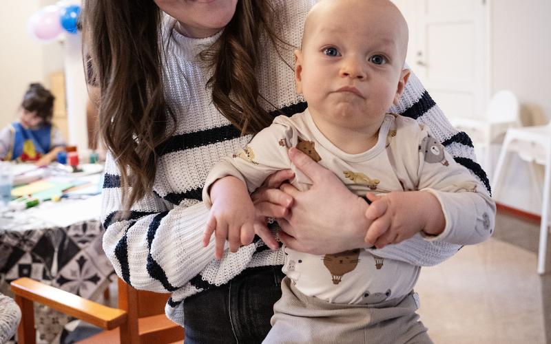 Ida Koski och Anton Rusell väntar på att det ska bli deras tur att göra ett fotavtryck.