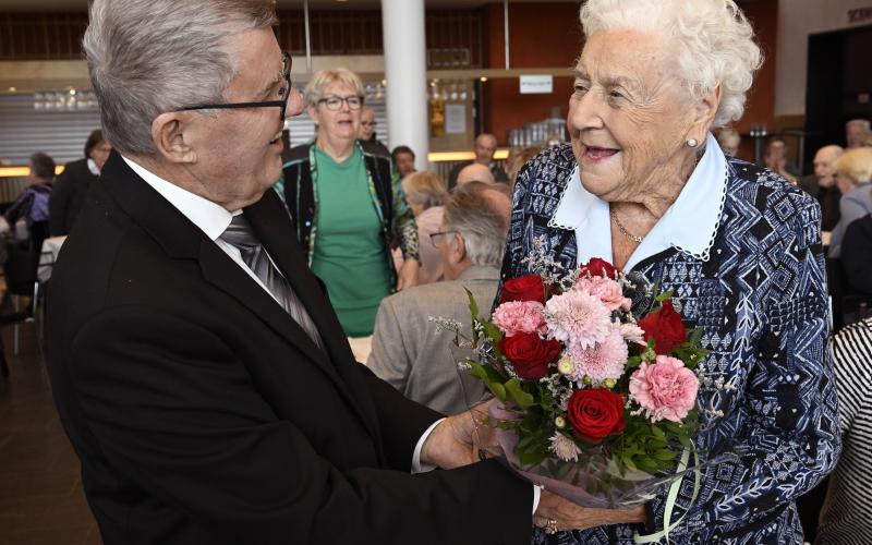 Kaj-Gustav Sandholm börjar festen med att gratulera Ulla Wikström som fyllt 100 år.