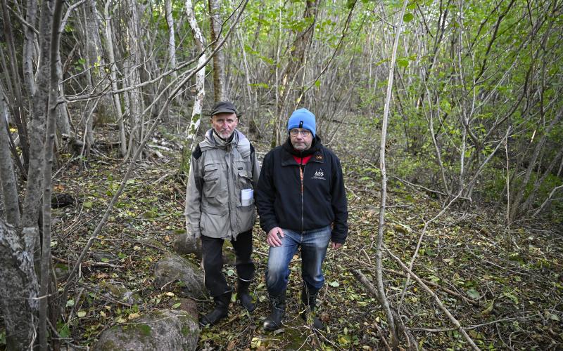 Bertil Karlsson och Erik Wahlsten är mycket kritiska till planerna på att exploatera grönområdet på norra Möckelö till en affärstomt.