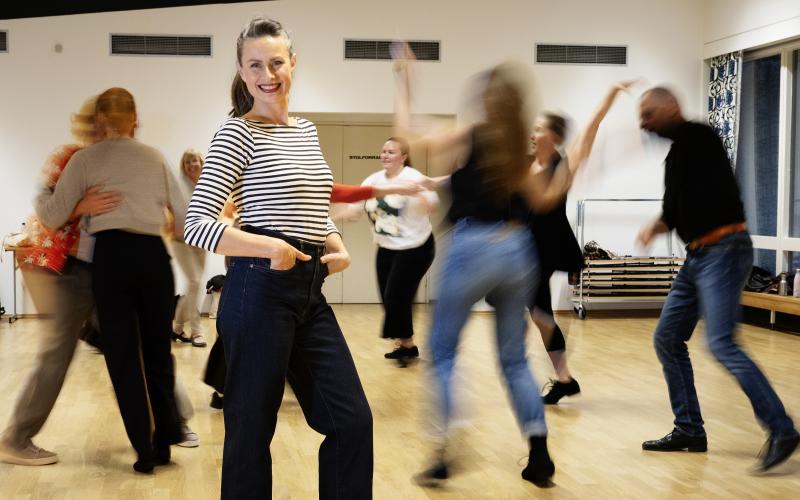 Linda Eriksson är van med liv fyllt av fart och fläkt. I dansen, och framför allt lindyhop, hittar hon glädjen till rörelse och gemenskap.