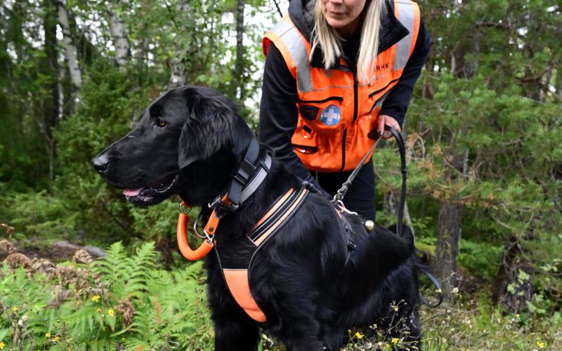 Maria Fjäder med hunden Xo.