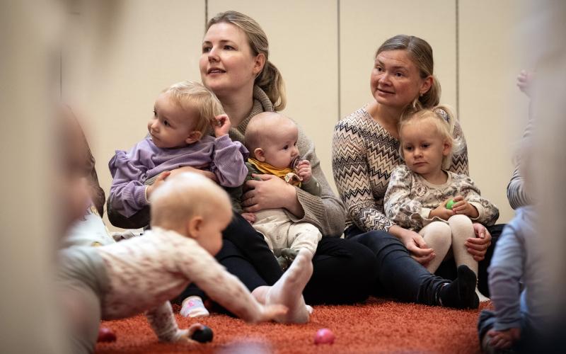 Frida Tikkanen, till vänster, kom till familjekaféet med barnen Clara och Agnes Tikkanen. Bredvid sitter Justina Pivoziunaide med dottern Elena Schmid.