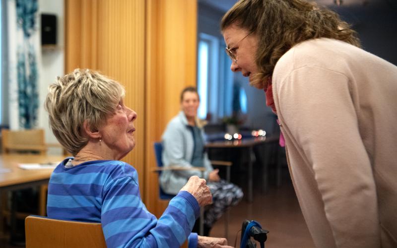 Ann-Britt Ackrén i samspråk med Reumaföreningens verksamhetsledare Ann-Katrin Mörn.