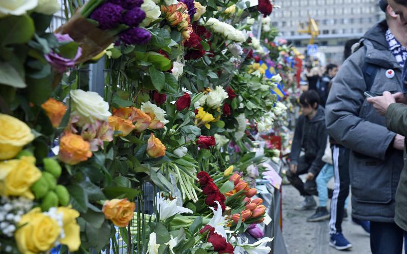 Efter det senaste veckorna är det lätt att känna att världen vi lever i bara blir mörkare. Bilden är från terrordådet på Drottninggatan i Stockholm 2017.